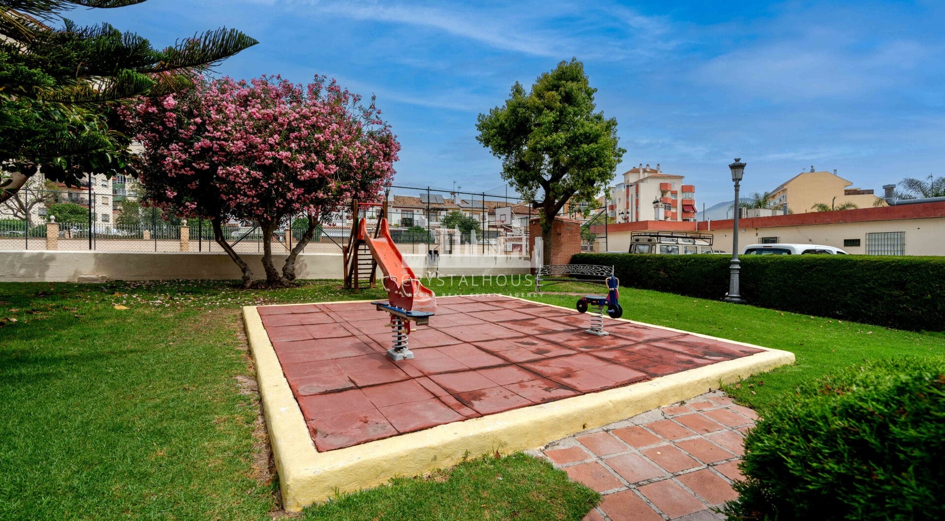 Bright renovated flat just 500 m from Fuengirola beach. 2 bedrooms + dining room, 2 bathrooms, spacious kitchen, balcony, and communal areas with pool and sports court. Second floor with lift.