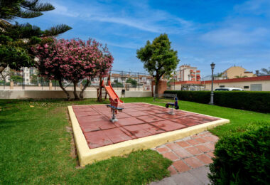 Bright renovated flat just 500 m from Fuengirola beach. 2 bedrooms + dining room, 2 bathrooms, spacious kitchen, balcony, and communal areas with pool and sports court. Second floor with lift.