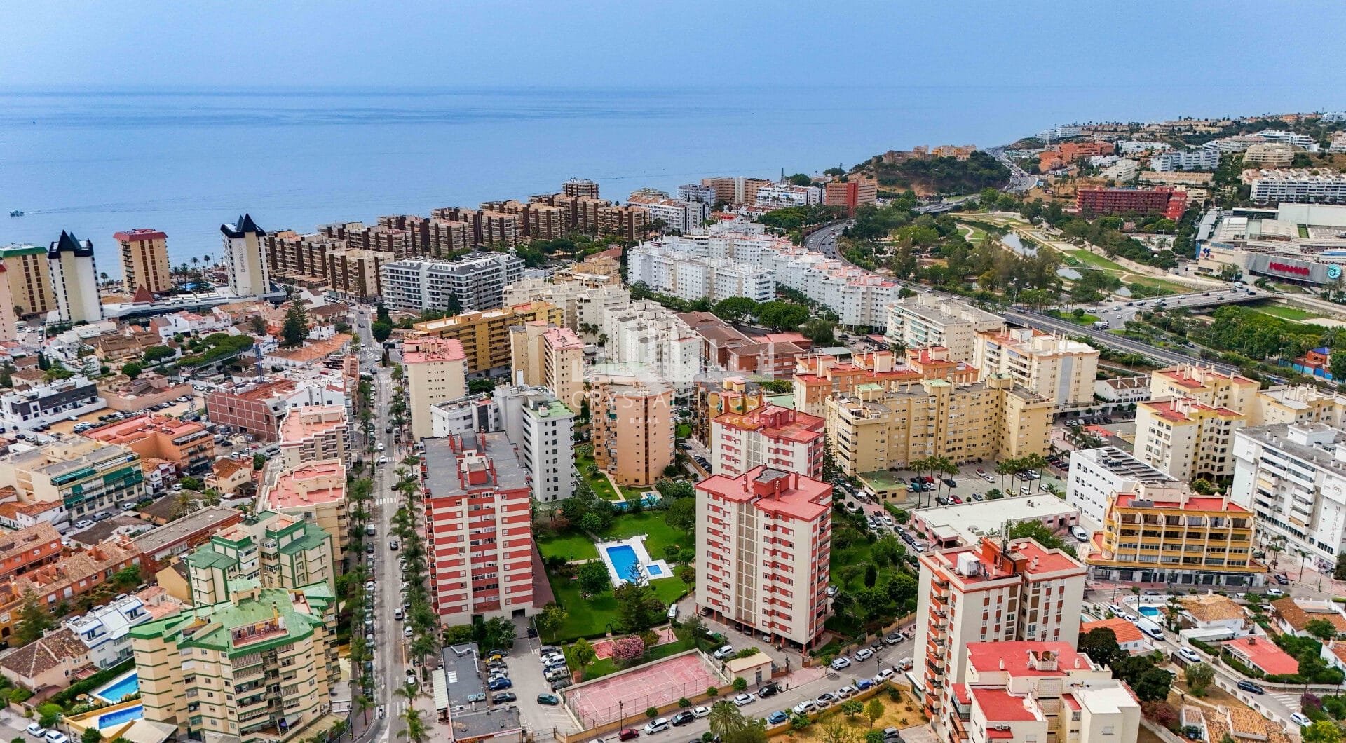 Bright renovated flat just 500 m from Fuengirola beach. 2 bedrooms + dining room, 2 bathrooms, spacious kitchen, balcony, and communal areas with pool and sports court. Second floor with lift.