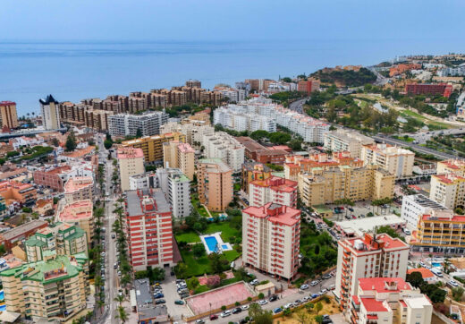 Bright renovated flat just 500 m from Fuengirola beach. 2 bedrooms + dining room, 2 bathrooms, spacious kitchen, balcony, and communal areas with pool and sports court. Second floor with lift.