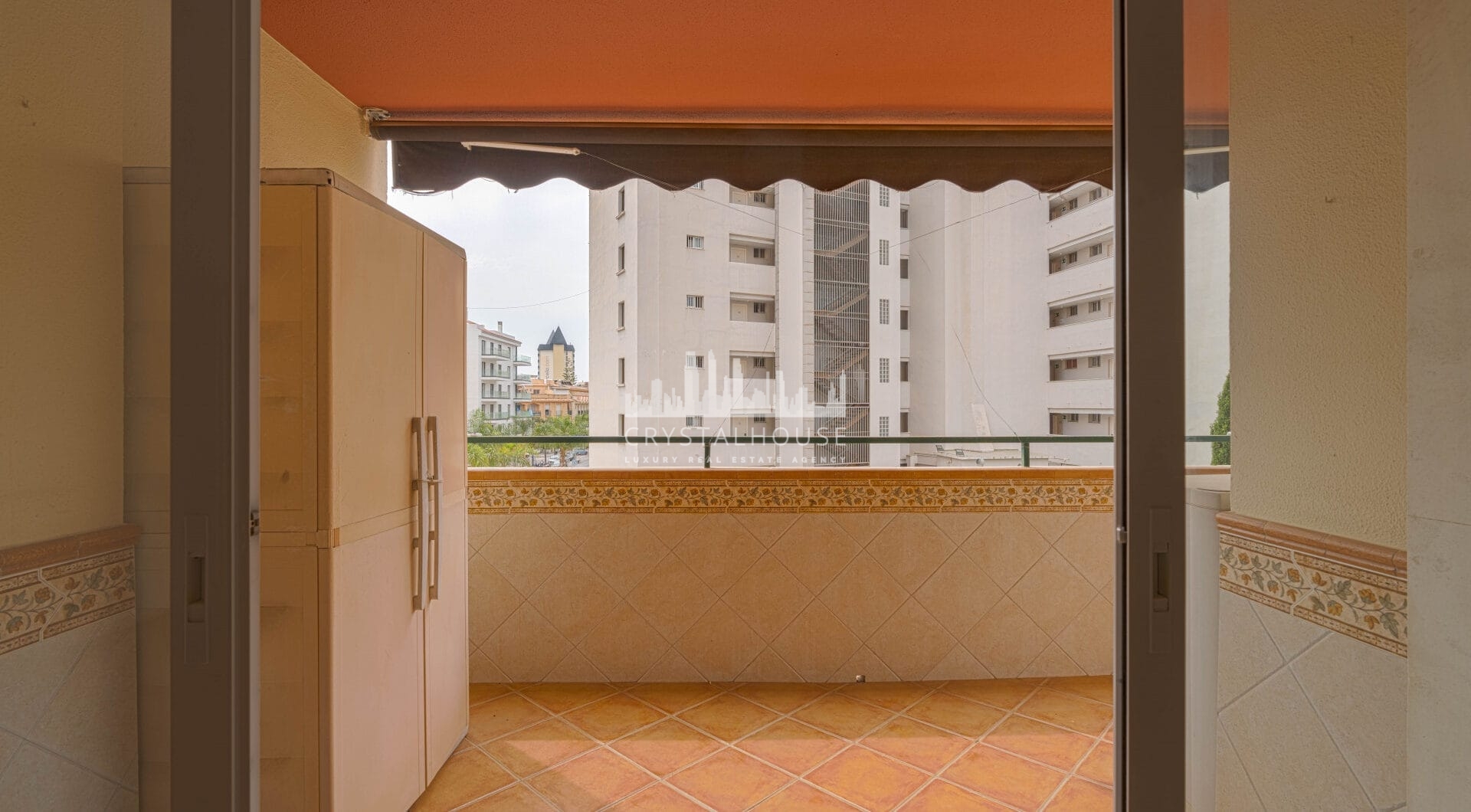 Bright renovated flat just 500 m from Fuengirola beach. 2 bedrooms + dining room, 2 bathrooms, spacious kitchen, balcony, and communal areas with pool and sports court. Second floor with lift.