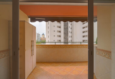 Bright renovated flat just 500 m from Fuengirola beach. 2 bedrooms + dining room, 2 bathrooms, spacious kitchen, balcony, and communal areas with pool and sports court. Second floor with lift.