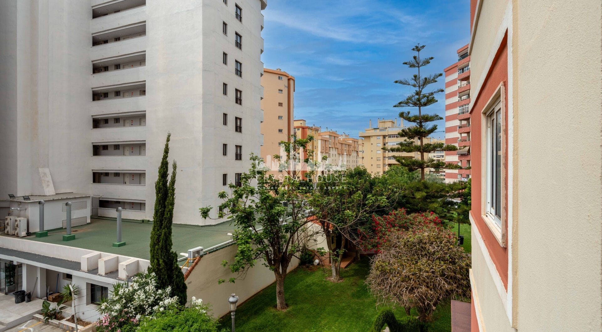 Bright renovated flat just 500 m from Fuengirola beach. 2 bedrooms + dining room, 2 bathrooms, spacious kitchen, balcony, and communal areas with pool and sports court. Second floor with lift.