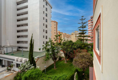 Bright renovated flat just 500 m from Fuengirola beach. 2 bedrooms + dining room, 2 bathrooms, spacious kitchen, balcony, and communal areas with pool and sports court. Second floor with lift.