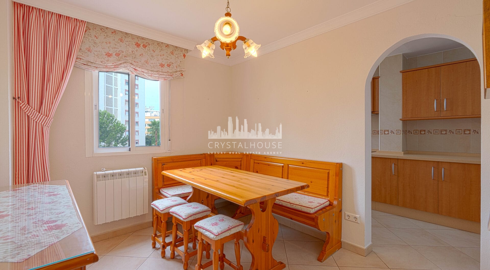 Bright renovated flat just 500 m from Fuengirola beach. 2 bedrooms + dining room, 2 bathrooms, spacious kitchen, balcony, and communal areas with pool and sports court. Second floor with lift.