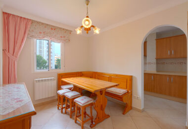 Bright renovated flat just 500 m from Fuengirola beach. 2 bedrooms + dining room, 2 bathrooms, spacious kitchen, balcony, and communal areas with pool and sports court. Second floor with lift.