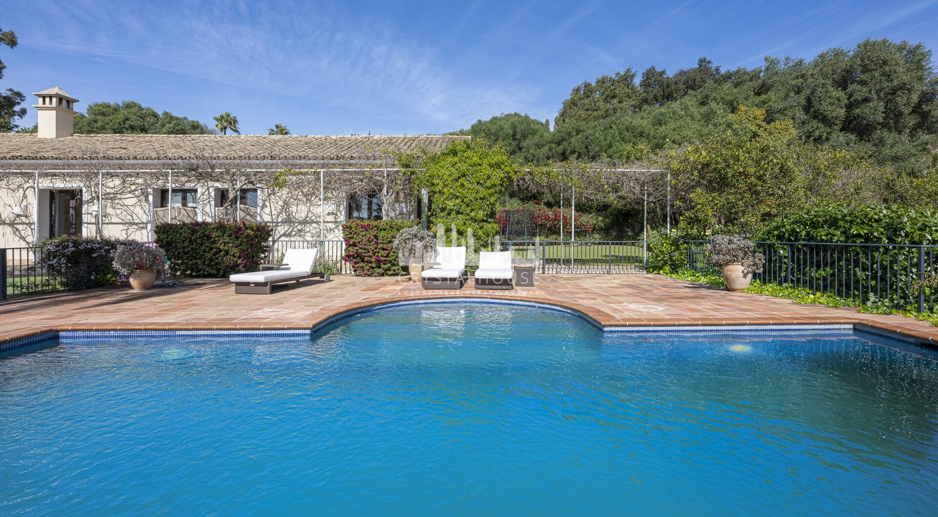 5 bedroom Expansive garden