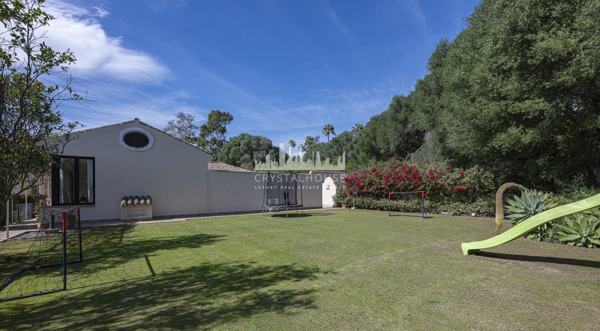 5 bedroom Expansive garden