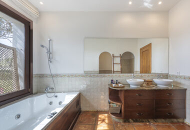 5 bedroom Expansive garden