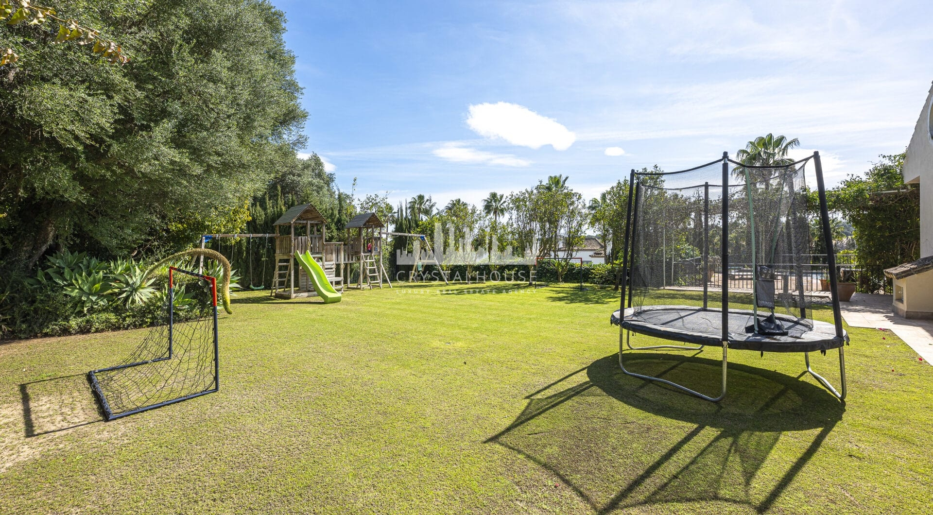5 bedroom Expansive garden