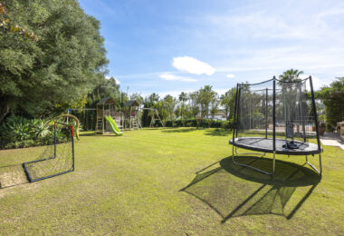 5 bedroom Expansive garden