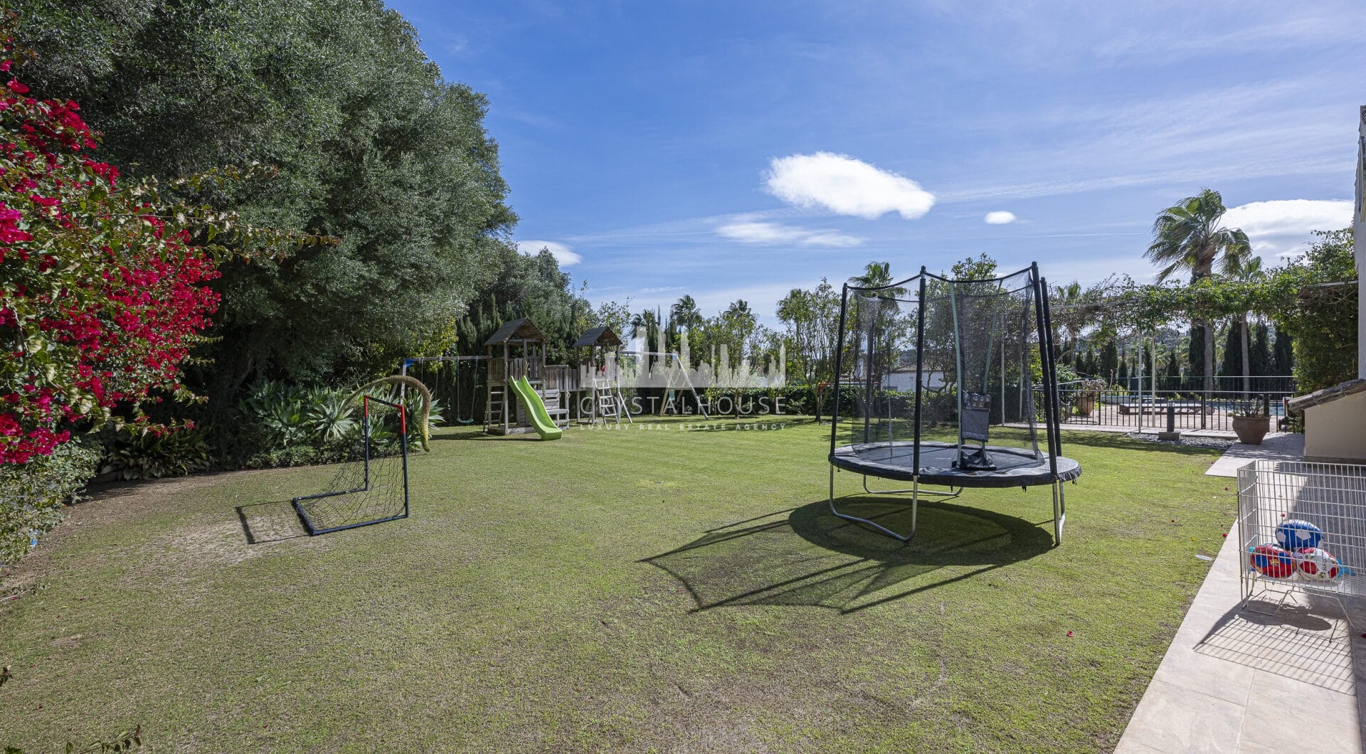 5 bedroom Expansive garden