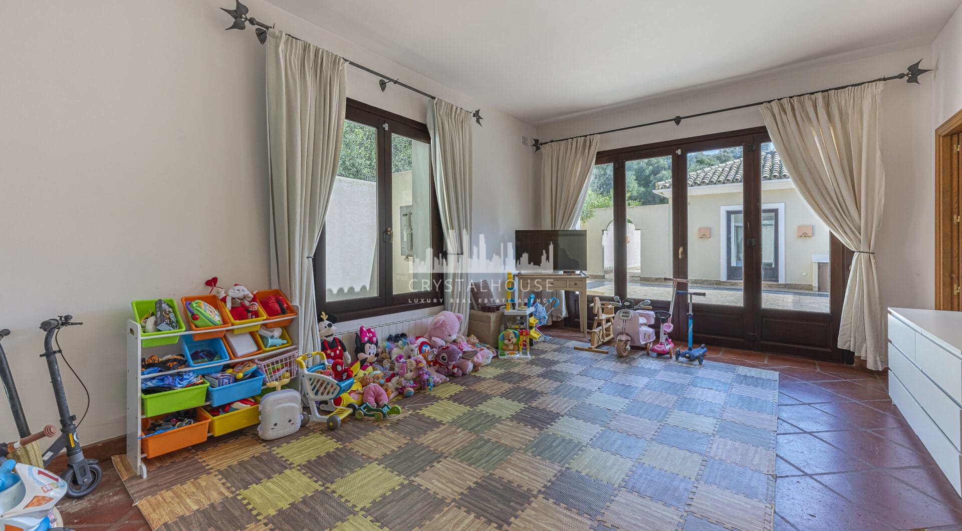 5 bedroom Expansive garden