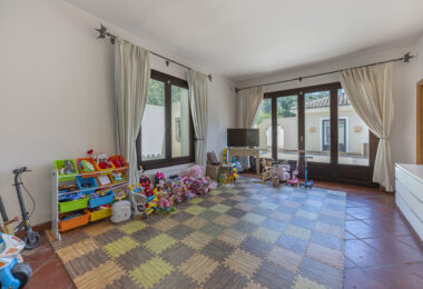 5 bedroom Expansive garden