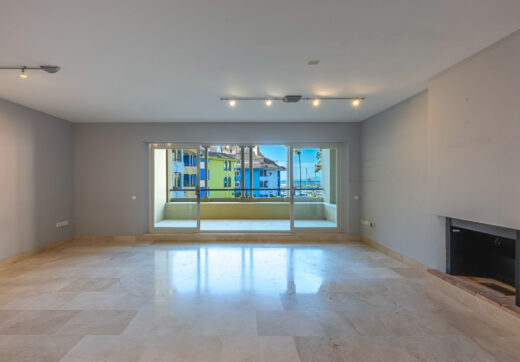 *Charming Marina Apartment with Stunning Sea Views in Sotogrande Port*