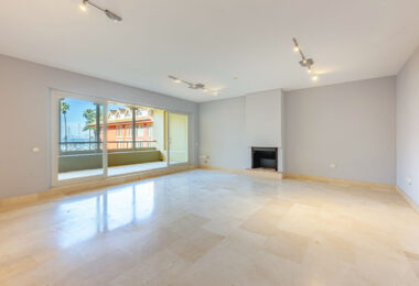 *Charming Marina Apartment with Stunning Sea Views in Sotogrande Port*