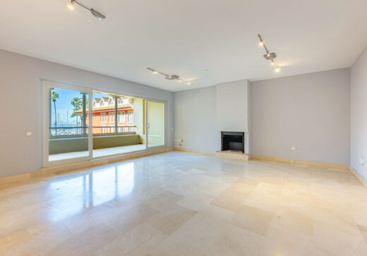 *Charming Marina Apartment with Stunning Sea Views in Sotogrande Port*