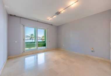 *Charming Marina Apartment with Stunning Sea Views in Sotogrande Port*