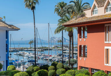 *Charming Marina Apartment with Stunning Sea Views in Sotogrande Port*