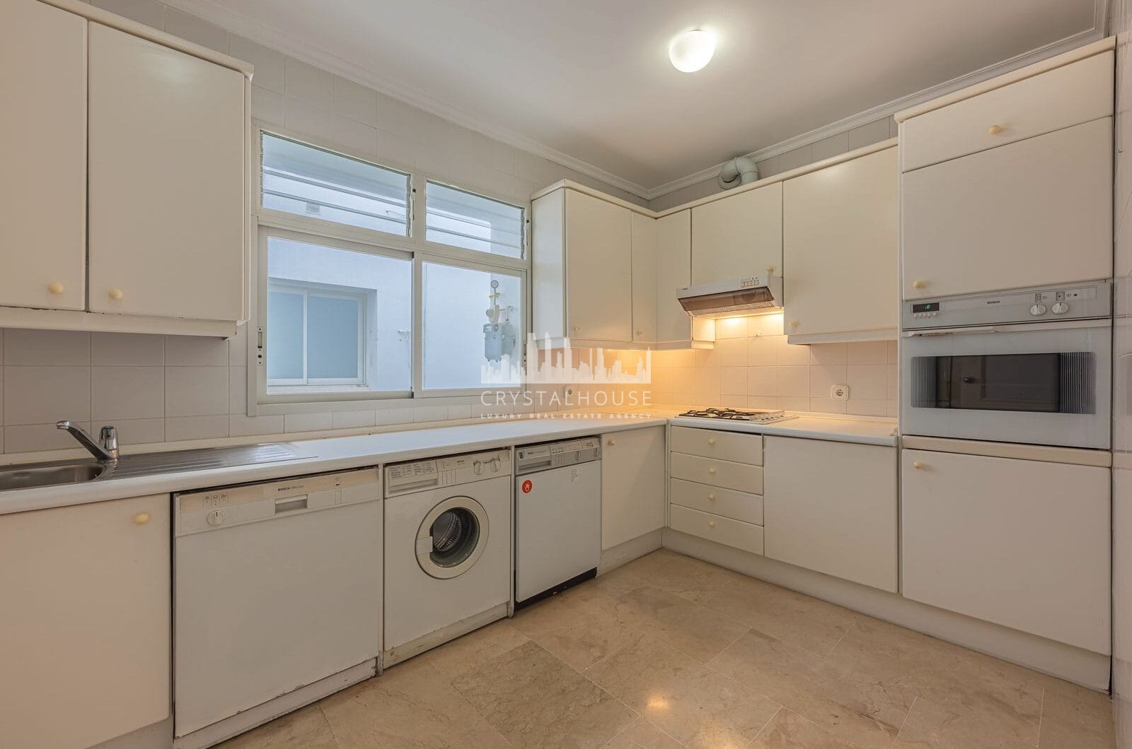 *Charming Marina Apartment with Stunning Sea Views in Sotogrande Port*