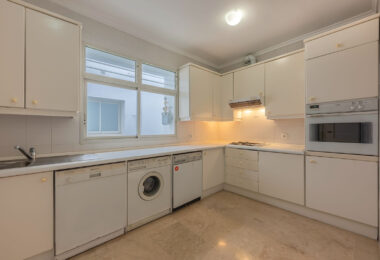 *Charming Marina Apartment with Stunning Sea Views in Sotogrande Port*