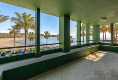 *Charming Marina Apartment with Stunning Sea Views in Sotogrande Port*
