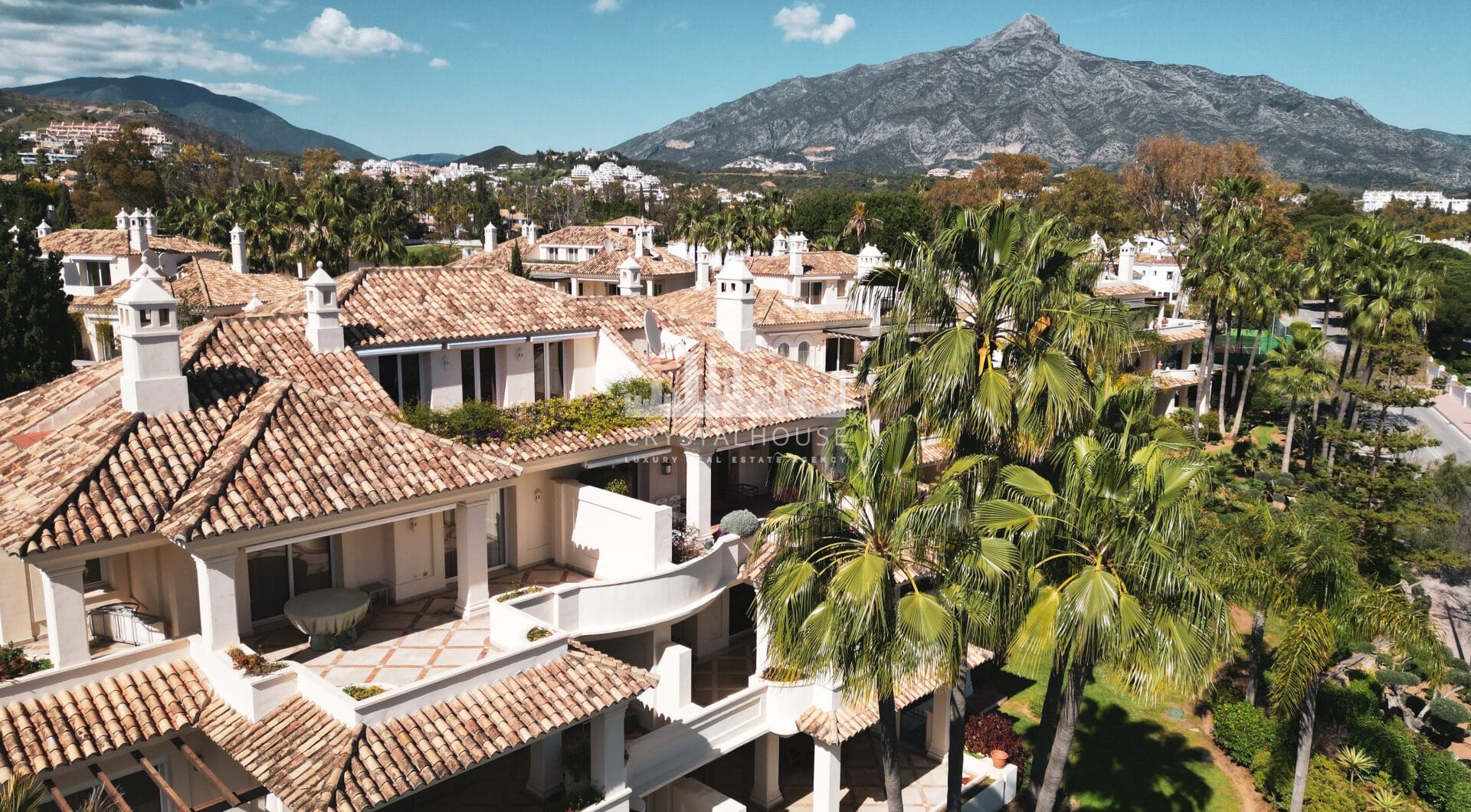 Luxury Penthouse with Panoramic Golf and sea Views in Las Alamandas