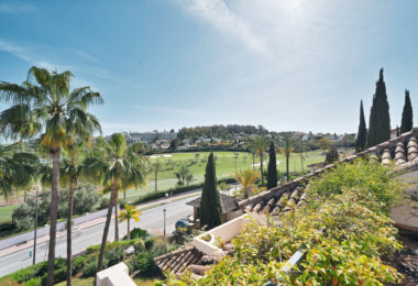 Luxury Penthouse with Panoramic Golf and sea Views in Las Alamandas