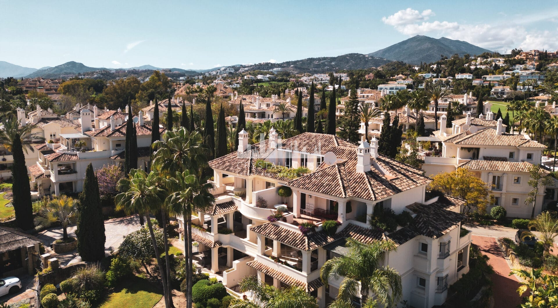 Luxury Penthouse with Panoramic Golf and sea Views in Las Alamandas