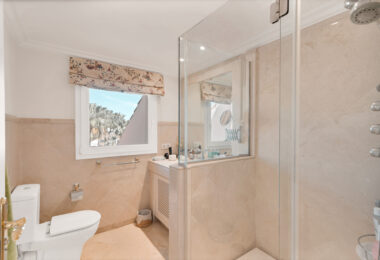 Luxury Penthouse with Panoramic Golf and sea Views in Las Alamandas