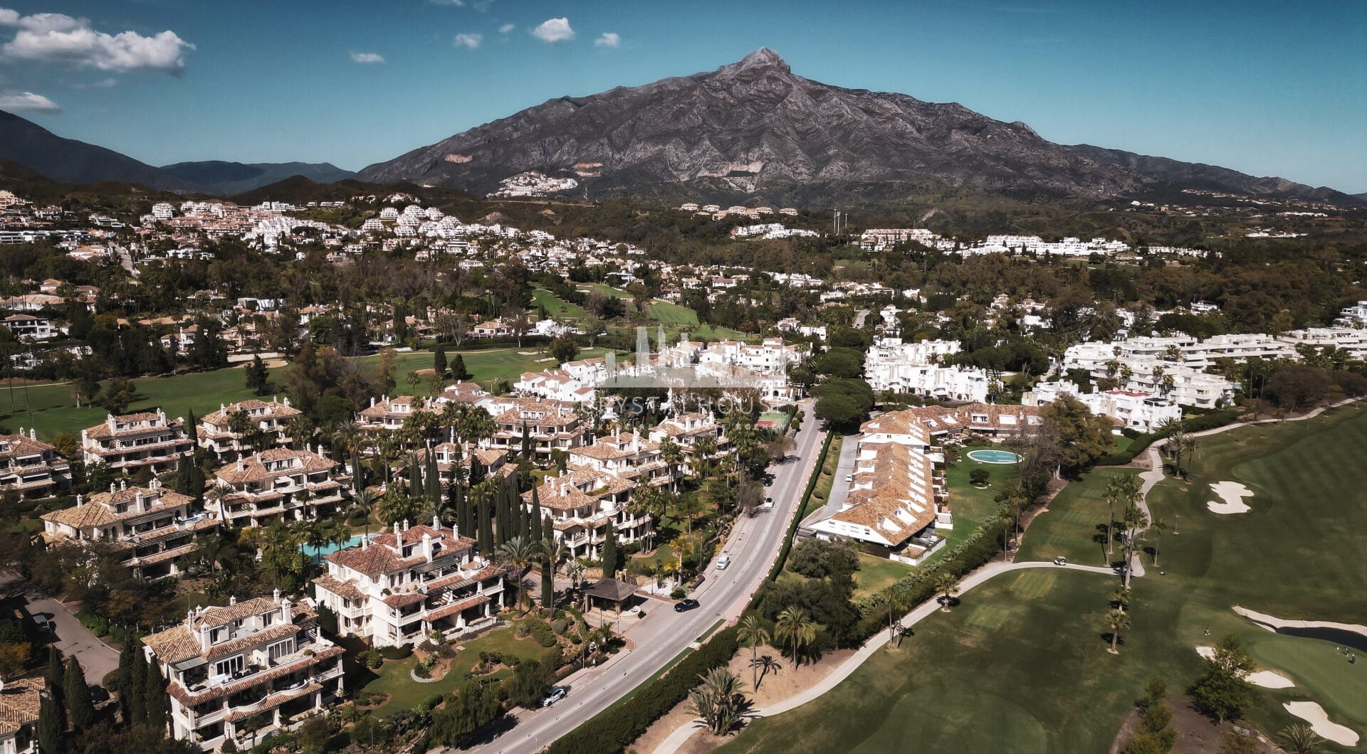 Luxury Penthouse with Panoramic Golf and sea Views in Las Alamandas