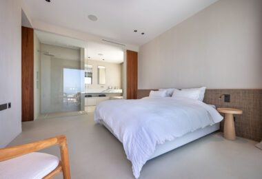 STUNNING CORNER MIDDLE FLOOR APARTMENT WITH PANORAMIC GOLF &amp; SEA VIEWS
