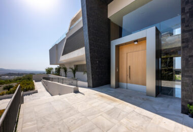 STUNNING CORNER MIDDLE FLOOR APARTMENT WITH PANORAMIC GOLF &amp; SEA VIEWS