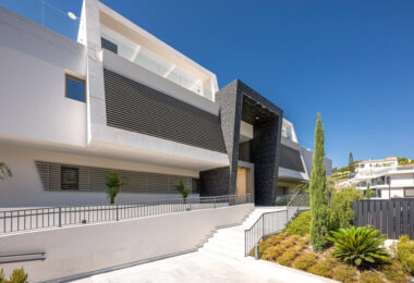 STUNNING CORNER MIDDLE FLOOR APARTMENT WITH PANORAMIC GOLF &amp; SEA VIEWS