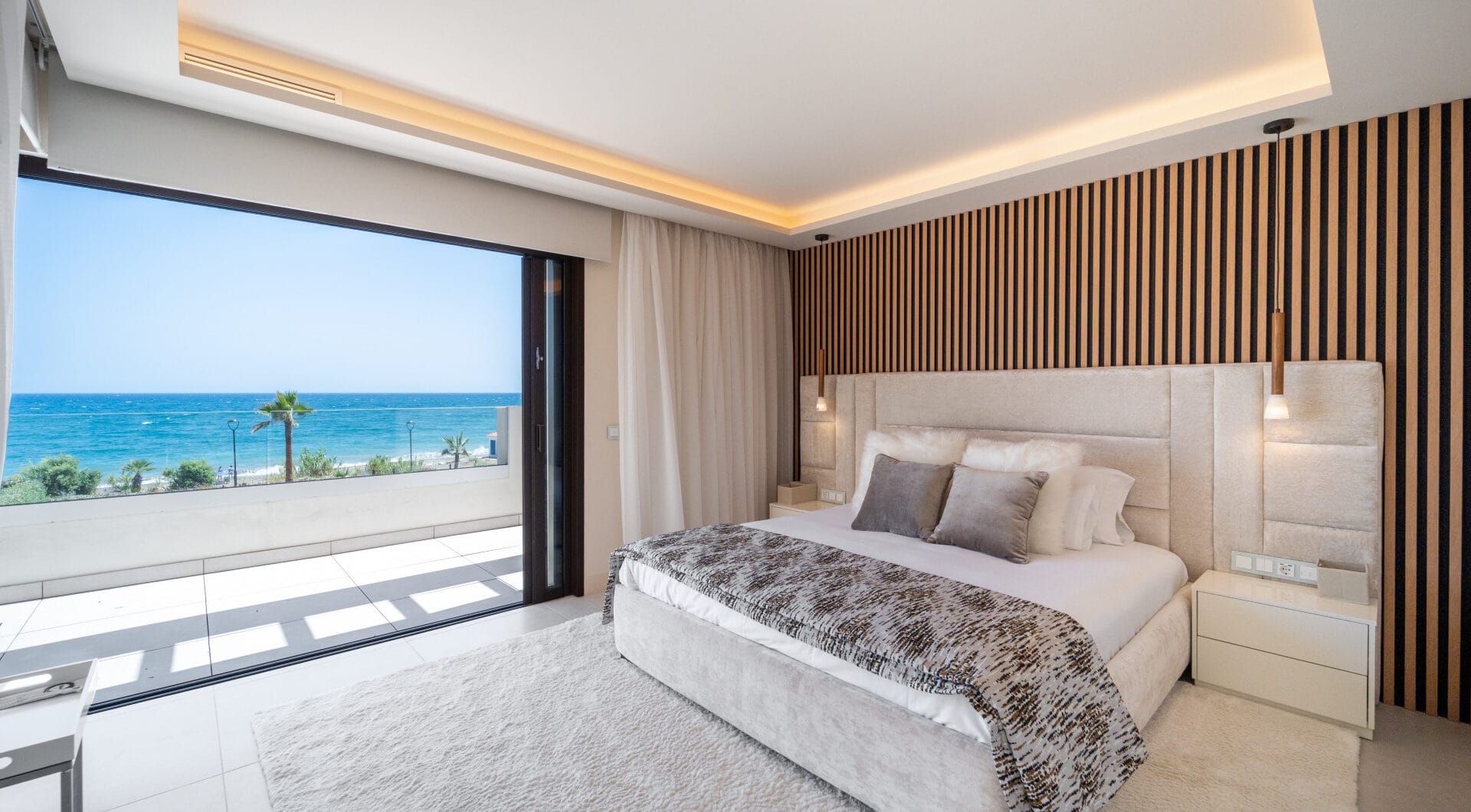 EXCLUSIVE BEACHSIDE TOWNHOUSE WITH PRIVATE POOL AND PANORAMIC SEA VIEWS