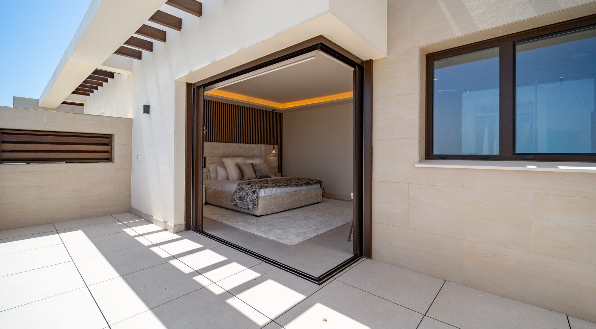 EXCLUSIVE BEACHSIDE TOWNHOUSE WITH PRIVATE POOL AND PANORAMIC SEA VIEWS