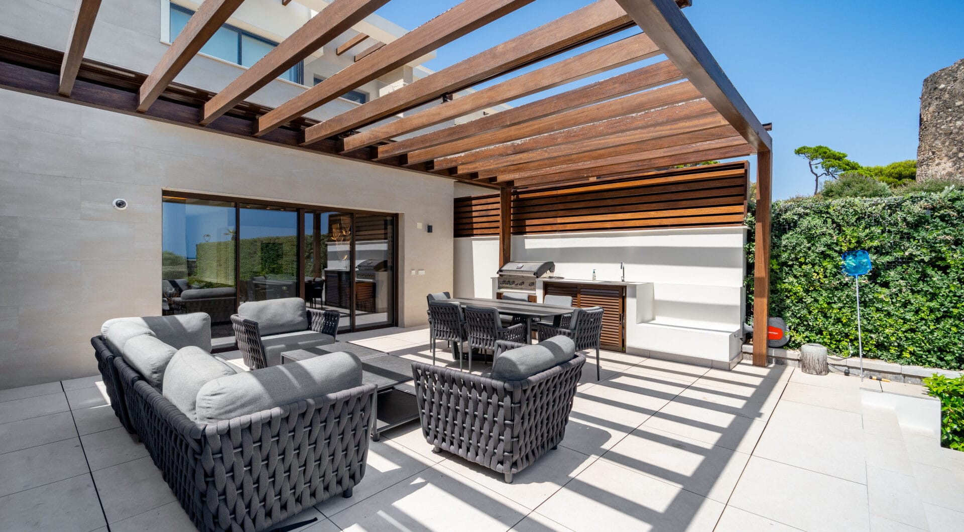 EXCLUSIVE BEACHSIDE TOWNHOUSE WITH PRIVATE POOL AND PANORAMIC SEA VIEWS