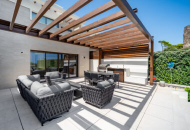 EXCLUSIVE BEACHSIDE TOWNHOUSE WITH PRIVATE POOL AND PANORAMIC SEA VIEWS