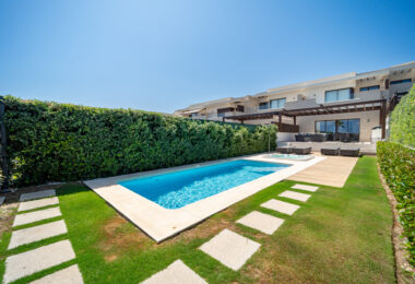 EXCLUSIVE BEACHSIDE TOWNHOUSE WITH PRIVATE POOL AND PANORAMIC SEA VIEWS
