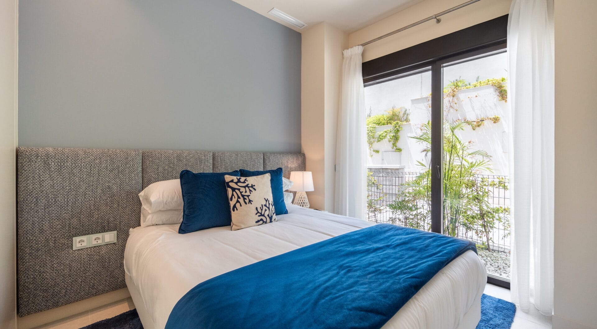 EXCLUSIVE BEACHSIDE TOWNHOUSE WITH PRIVATE POOL AND PANORAMIC SEA VIEWS