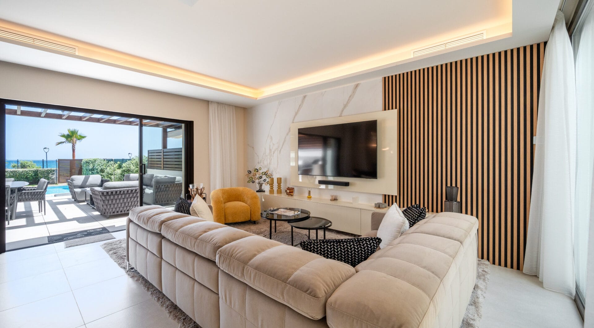 EXCLUSIVE BEACHSIDE TOWNHOUSE WITH PRIVATE POOL AND PANORAMIC SEA VIEWS