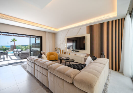 EXCLUSIVE BEACHSIDE TOWNHOUSE WITH PRIVATE POOL AND PANORAMIC SEA VIEWS
