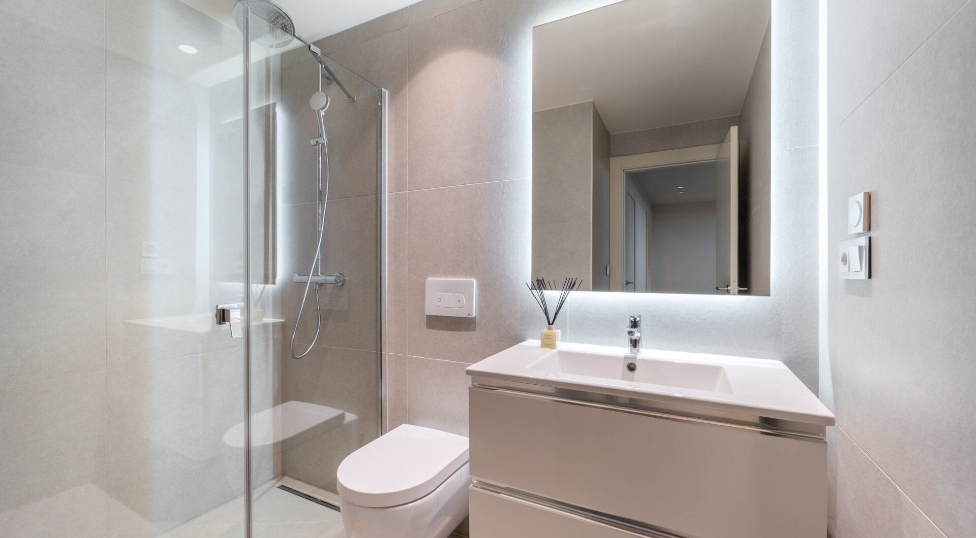 EXCLUSIVE BEACHSIDE TOWNHOUSE WITH PRIVATE POOL AND PANORAMIC SEA VIEWS