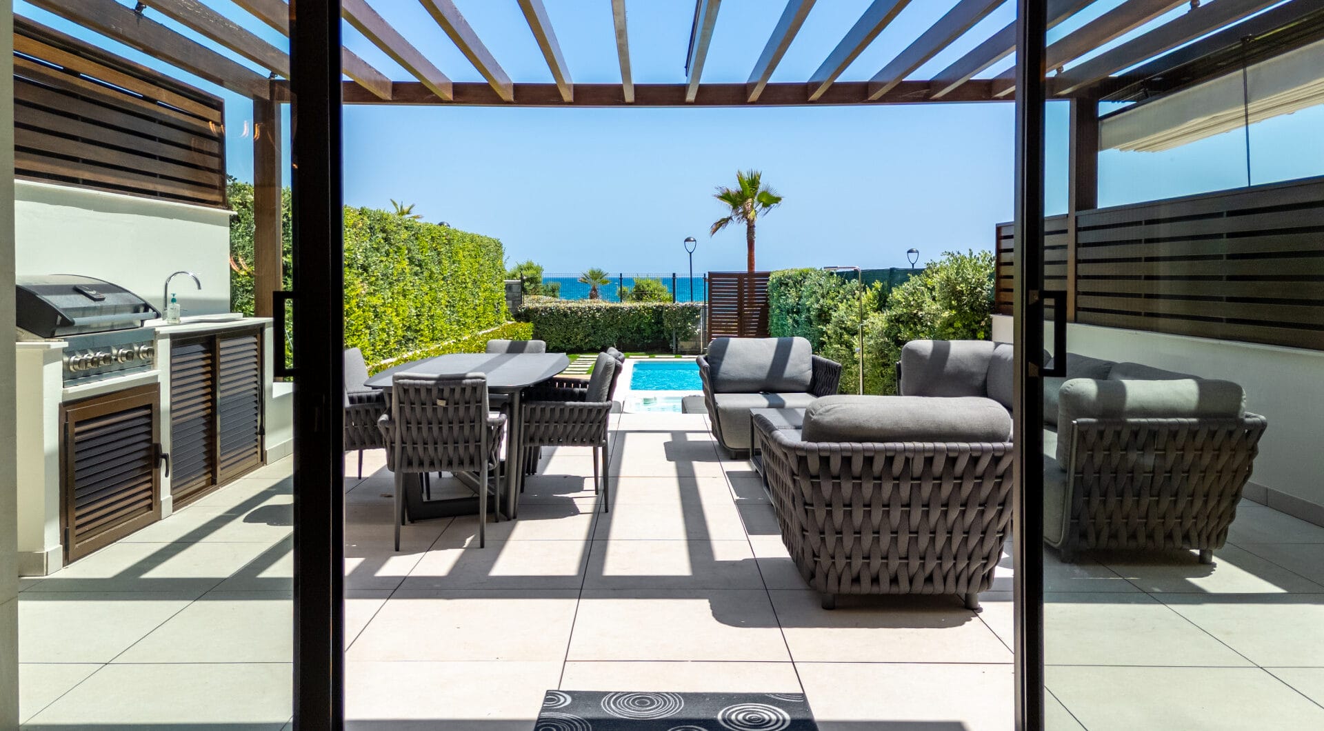 EXCLUSIVE BEACHSIDE TOWNHOUSE WITH PRIVATE POOL AND PANORAMIC SEA VIEWS
