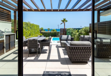 EXCLUSIVE BEACHSIDE TOWNHOUSE WITH PRIVATE POOL AND PANORAMIC SEA VIEWS