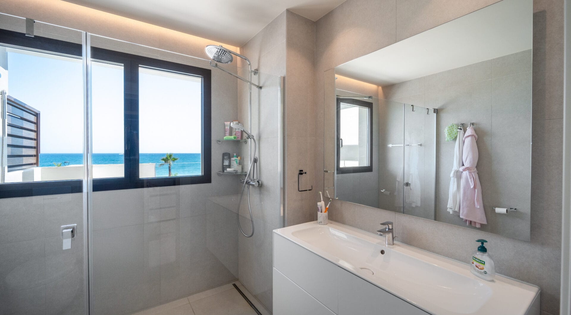 EXCLUSIVE BEACHSIDE TOWNHOUSE WITH PRIVATE POOL AND PANORAMIC SEA VIEWS