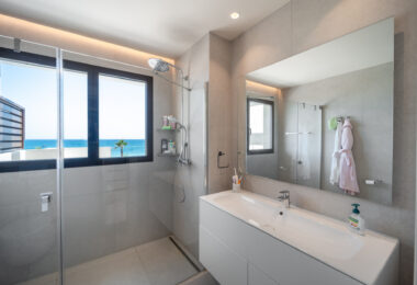 EXCLUSIVE BEACHSIDE TOWNHOUSE WITH PRIVATE POOL AND PANORAMIC SEA VIEWS