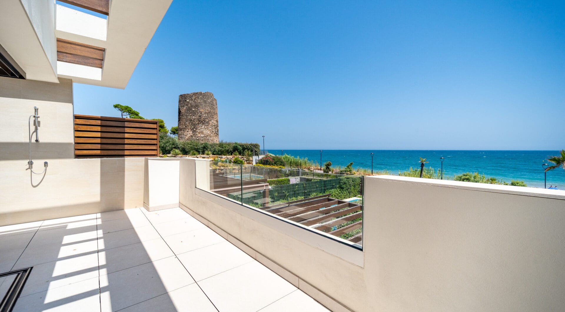 EXCLUSIVE BEACHSIDE TOWNHOUSE WITH PRIVATE POOL AND PANORAMIC SEA VIEWS