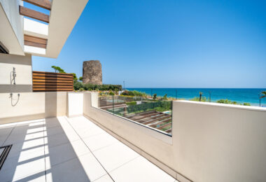 EXCLUSIVE BEACHSIDE TOWNHOUSE WITH PRIVATE POOL AND PANORAMIC SEA VIEWS