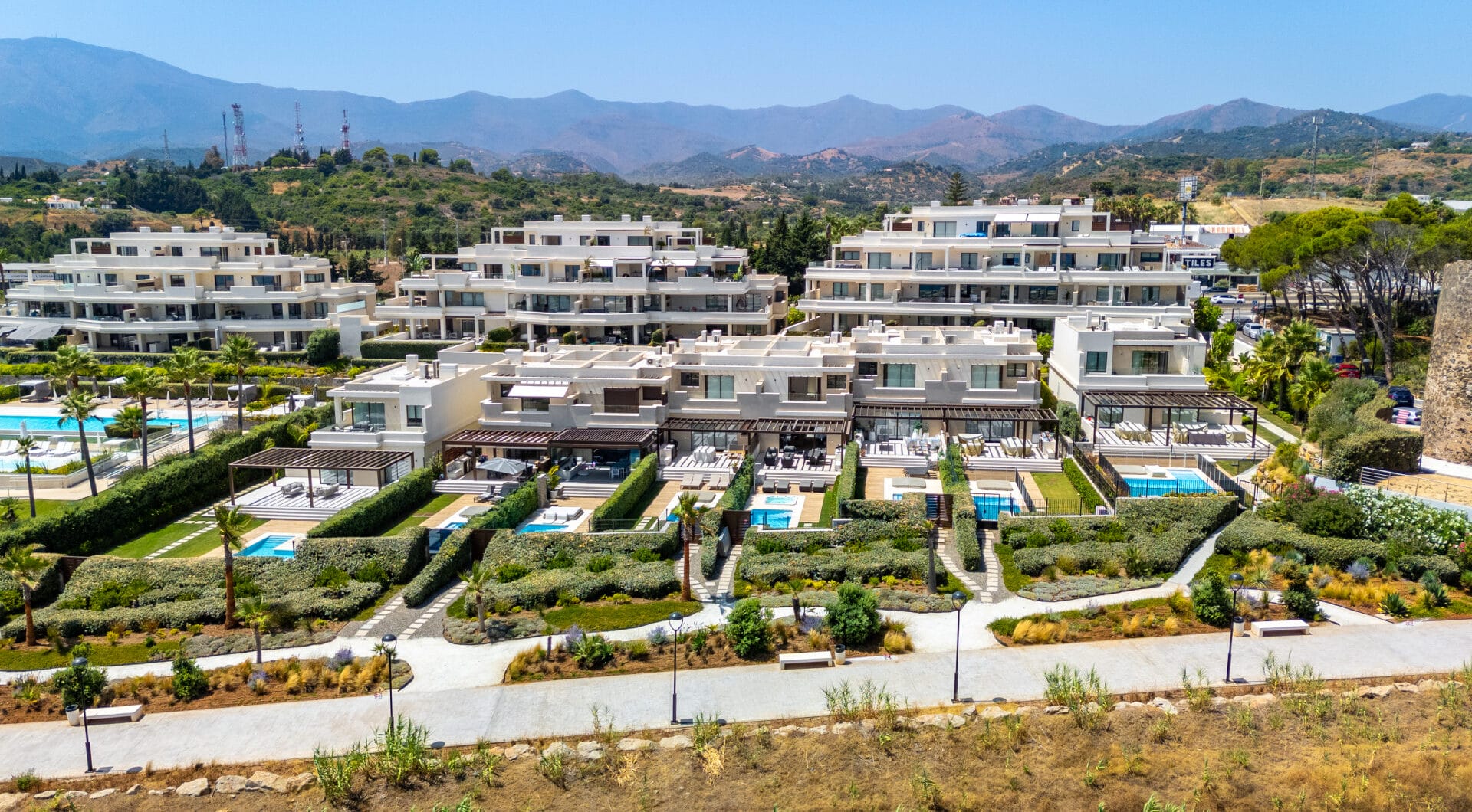 EXCLUSIVE BEACHSIDE TOWNHOUSE WITH PRIVATE POOL AND PANORAMIC SEA VIEWS
